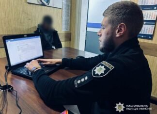 Сорвали золотую цепочку и отобрали сумку: в Одессе избили и ограбили прохожего