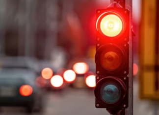 Штраф отменяется: водителям сказали, когда можно проехать на красный свет светофора