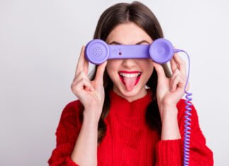 Алло, прошлое? Зумеры цепляют iPhone на стены, чтобы ощутить опыт «стационарных звонков»