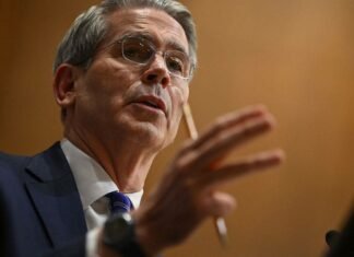 Бессент вважає, що Росія відчує наслідки нових санкцій США “негайно”, що змусить Путіна сісти за стіл переговорів.
