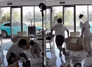 Xiaomi SU7 самостоятельно уехал со двора, пока владелец занимался домашними делами