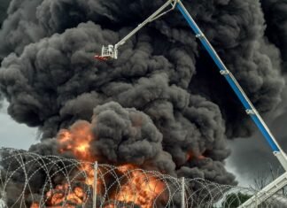 Україна вразила російський НПЗ за 1 400 кілометрів від кордону. США вже кілька місяців допомагають їй бити по енергооб’єктах РФ.