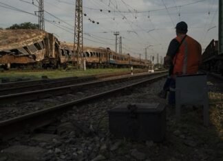 РФ намагається паралізувати роботу української залізниці та продовжує атаки на енергосистему, яка вже зазнала 65 000 пошкоджень на $20 млрд.