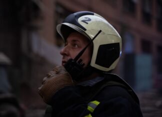 Россияне атакуют Киев дронами: в городе были перебои со светом, горит дом