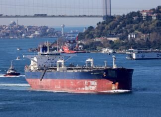РФ наростила експорт нафти морем до рекорду за майже 2,5 роки. Причина – атаки України на НПЗ та падіння перероблювання “чорного золота”.