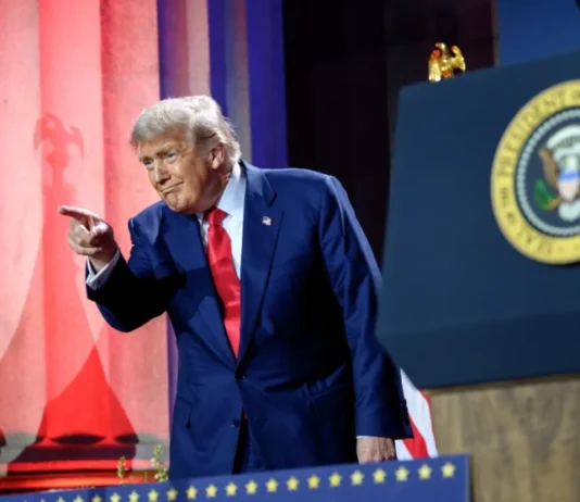 Трамп резко обвалил биткоин заявлением о +100% пошлинах для Китая