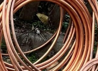 Выносил медные трубы из чужого двора: патрульные задержали вора в Одессе, — ФОТО