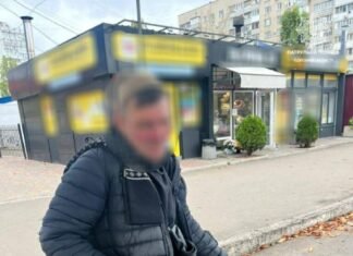 В Одессе задержали мужчину, который угрожал прохожим ножами