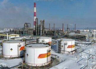 Українські безпілотники дісталися російського Сибіру, атакувавши Тюменський НПЗ за 2 000 кілометрів від України.