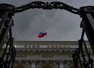 Центробанк РФ прогнозує найгірше з 1990-х падіння економіки країни у разі посилення санкцій та зниження цін на нафту до $35.