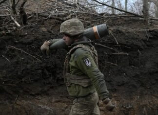 Росія продовжує штурмувати Покровськ, попри значні втрати, та намагається взяти місто під контроль.