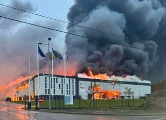 Російська ракета знищила індустріальний парк Sparrow у Львові. Внаслідок удару по області загинула родина з дитиною.