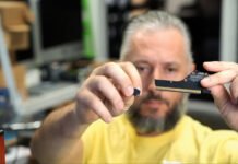 Ютубер, которому NVIDIA компенсировала RTX 5090 FE, взялся за RTX Pro 6000 — видеокарта за $10 000 ломается под собственным весом при транспортировке