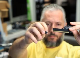 Ютубер, которому NVIDIA компенсировала RTX 5090 FE, взялся за RTX Pro 6000 — видеокарта за $10 000 ломается под собственным весом при транспортировке