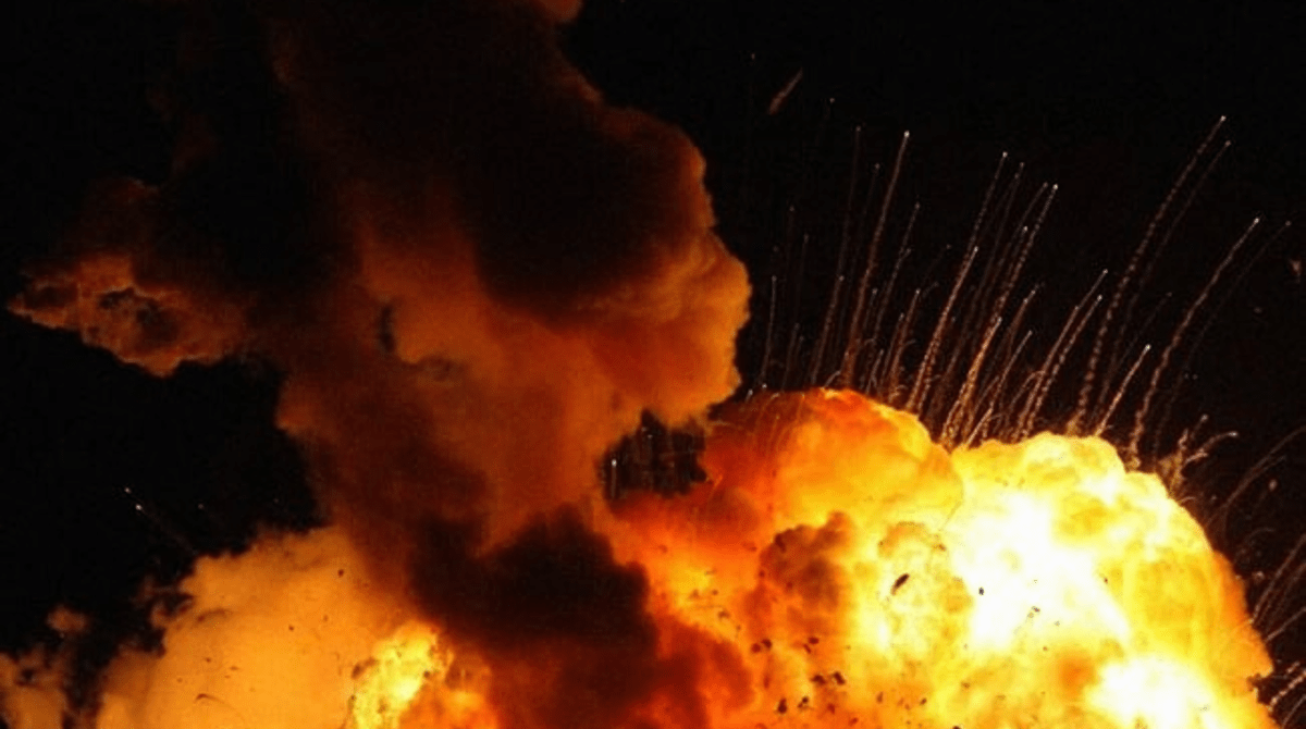 Донецк атаковали десятки БпЛА: в городе раздавались взрывы, а в нескольких районах исчез свет (видео)