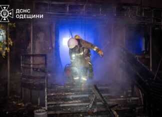 В одесской пятиэтажке горели банк и квартира (фото, видео)