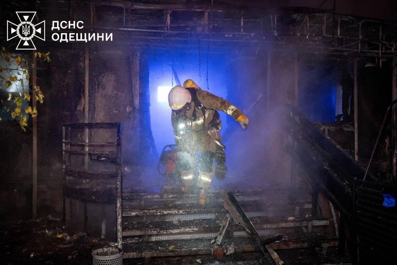 В одесской пятиэтажке горели банк и квартира (фото, видео)