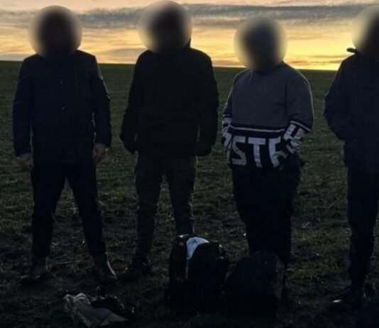 Попали в объектив дрона с тепловизором: в Одесской области у границы задержали пятерых мужчин, — ФОТО