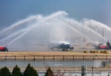 Зачем самолетам устраивают душ из пожарных машин: авиаэксперт раскрыл тайну (видео)