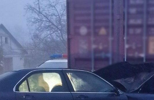 Пьяный и без прав: в Одесской области водитель влетел под грузовик и ранил пассажира, — ФОТО