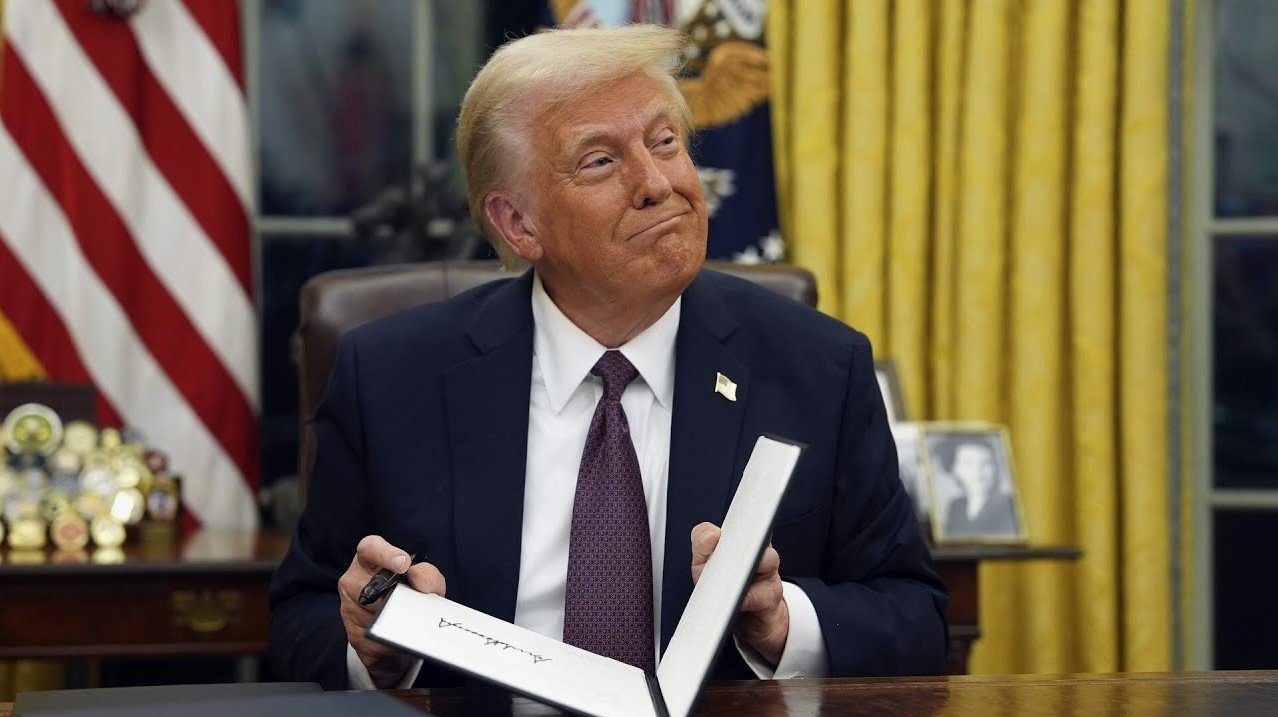 Швейцария смогла снизить пошлины США, задобрив Трампа роскошными подарками, — Axios