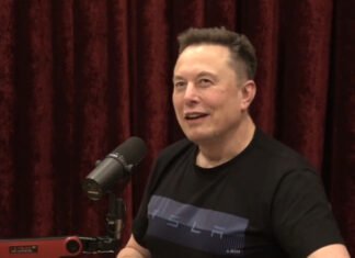 «Сумасшедшие технологии»: Маск намекнул, что Roadster сможет летать — обещает показать до конца года
