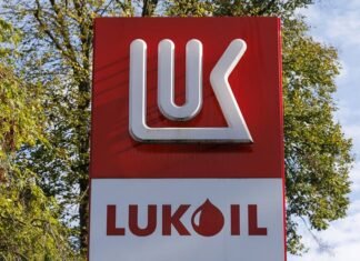 Закордонну нафтову імперію “Лукойлу” купує швейцарська компанія, заснована спільно з соратником Путіна.