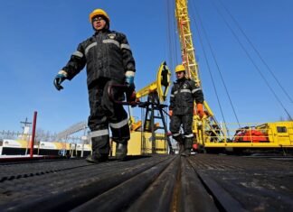 Втрати РФ від нафтових санкцій сягнуть $50 млрд на рік: “Лукойл” знайшов покупця для своїх закордонних активів, а ФРН розглядає націоналізацію активів “Роснєфті”.