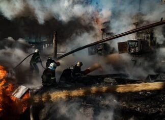 Росія нищить виробничі потужності бізнесу та склади благодійних організацій в Україні.