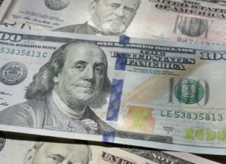 НБУ вновь понизил курс доллара