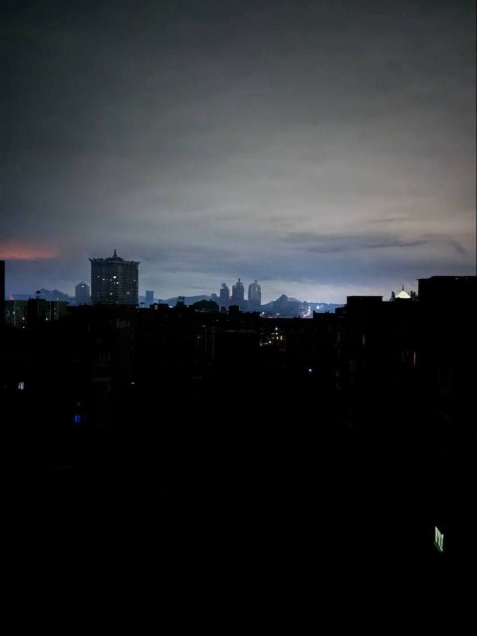 Почти вся территория так называемой «ДНР» оказалась без света: сообщают о «прилете» по подстанции (видео)