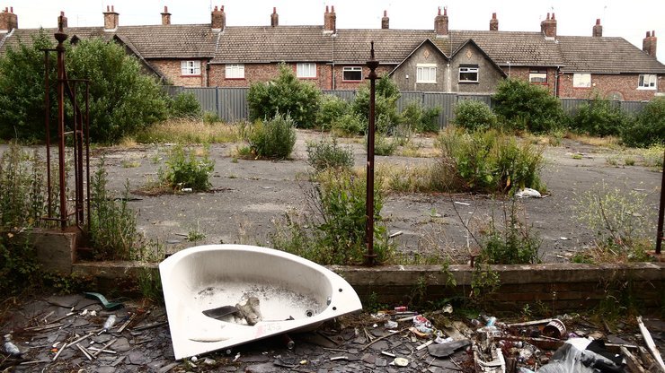 Женщина отправилась на заброшенную улицу и не поверила глазам в то, что увидела (фото, видео)