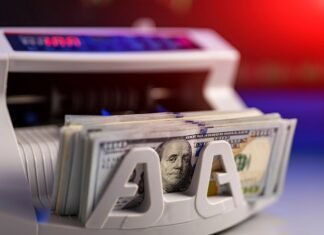 Українці скорочують валютні вкладення у банках, тоді як бізнес їх нарощує.