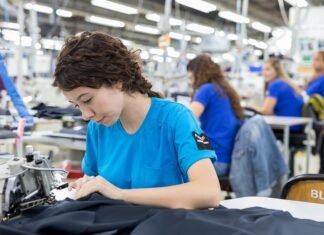 Ринок праці України опинився у парадоксальній ситуації: Поряд з дефіцитом кадрів фіксується двозначний показник рівня безробіття.