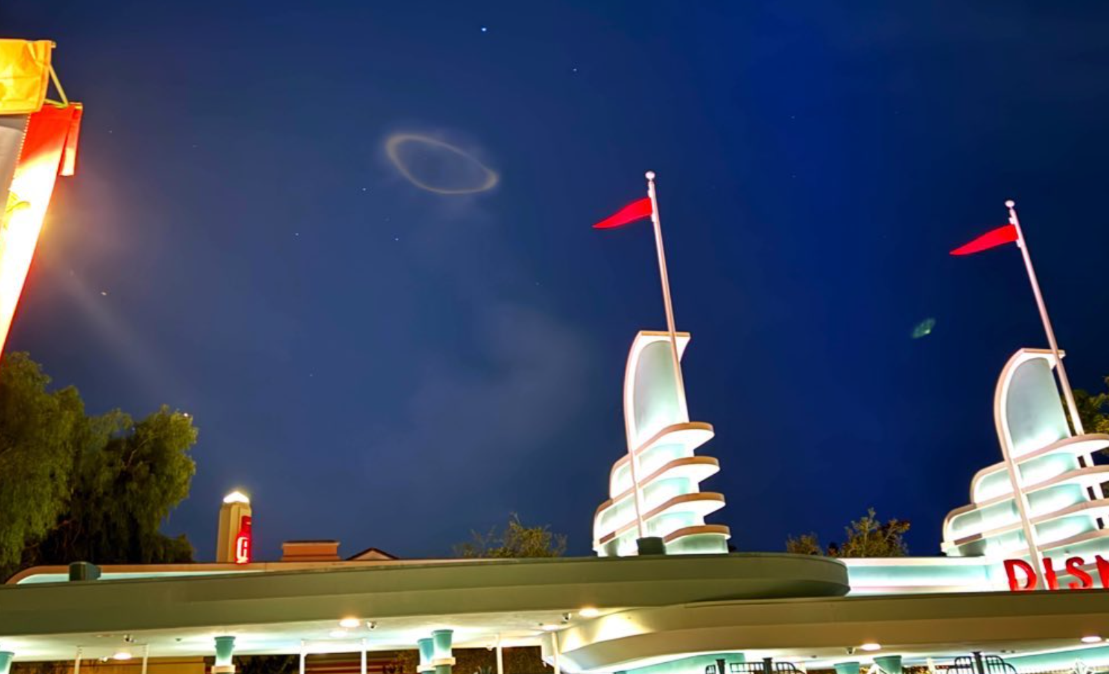 Черное кольцо над Диснейлендом переполошило интернет: люди говорят об НЛО (видео)