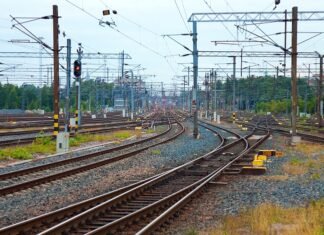 Латвія готується демонтувати залізницю, що сполучає країну з Росією, а Польща отримає від ЄС €44 млрд для зміцнення “Східного щита”.