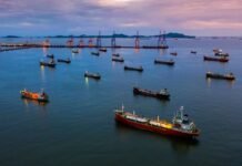 Мільйони барелів нафти РФ застрягли у морі: Колишні великі покупці шукають альтернативи, а військова скарбниця Кремля вичерпується.