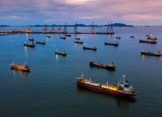 Мільйони барелів нафти РФ застрягли у морі: Колишні великі покупці шукають альтернативи, а військова скарбниця Кремля вичерпується.