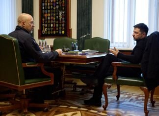 Зеленский поручил Шмыгалю подготовить новый план обороны Украины