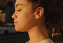 Стартап выпустил первые смарт-серьги за $250 — мониторинг здоровья на устройстве весом менее грамма