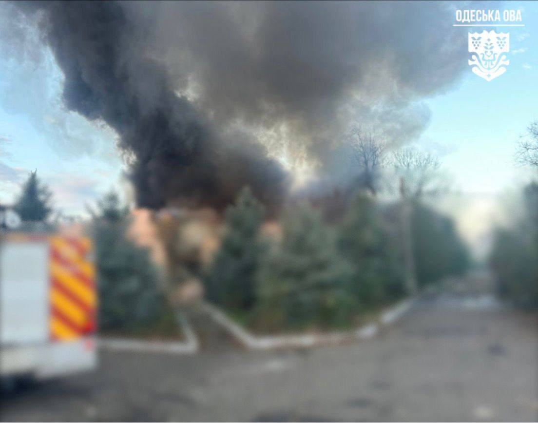 Из-за ночной российской атаки был поврежден ремонтный цех железной дороги в Одесской области