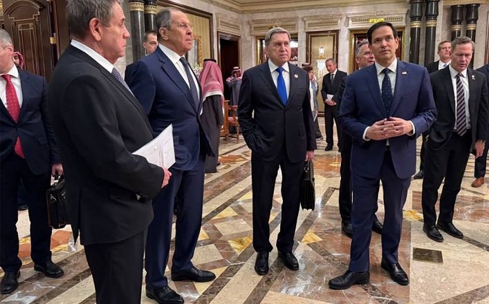 США заморозили переговори з Росією про нормалізацію відносин, але Лавров попросив відновити підготовку зустрічі Путіна і Трампа.