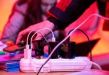 Техника может «сгореть»: как уберечься от скачков напряжения во время отключений света