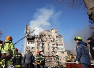 РФ масовано атакувала Україну дронами та ракетами, діставшись заходу країни – у Тернополі загинули 26 людей.