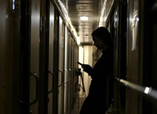 Ночной обстрел Днепра: в вагонах и вокзале выбиты окна, два поезда отправились с задержкой