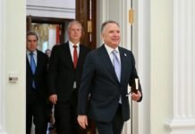 Білий дім прагне укласти угоду про припинення війни в Україні до кінця місяця. США та РФ таємно готують план, а Трамп направив до Києва делегацію для переговорів.