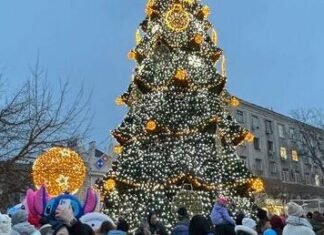 В Одессе зажгли главную елку: старт новогодних праздников на Греческой площади