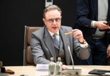 Прем’єр Бельгії Барт де Вевер вважає, що Росія не програє війну в Україні, а передачу заморожених активів Києву називає “крадіжкою”.