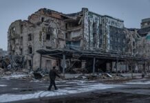 Українські оборонці повернулися до Покровська та відбили майже половину міста.