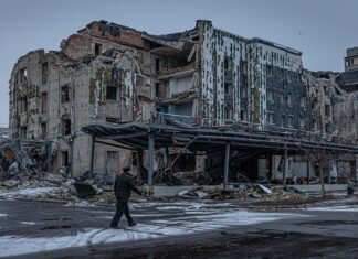 Українські оборонці повернулися до Покровська та відбили майже половину міста.